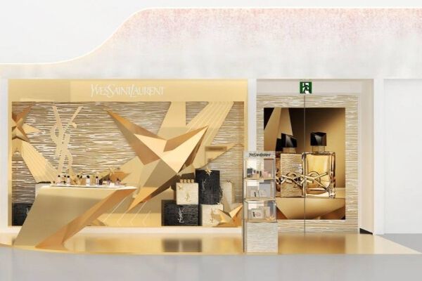 在關西國際機場1號航站樓，透過YSL高級訂製假日促銷活動，以金色慶祝這個季節。