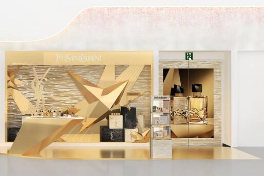 在關西國際機場1號航站樓，透過YSL高級訂製假日促銷活動，以金色慶祝這個季節。