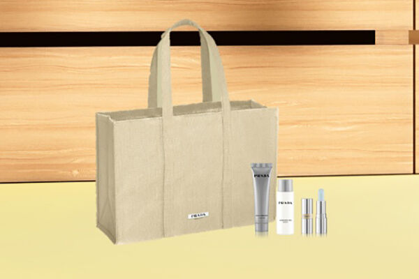 Prada Beauty | 单笔购买 Prada Beauty 产品满 33,000日元，即可获赠 Prada Market 限定4件礼赠套装。