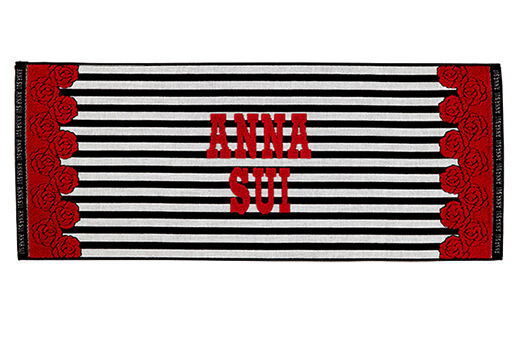 購買 LOOSE FACE POWDER(REFILL) 300 和 LOOSE FACE POWDER CASE 套組，即可獲得原創毛巾一條